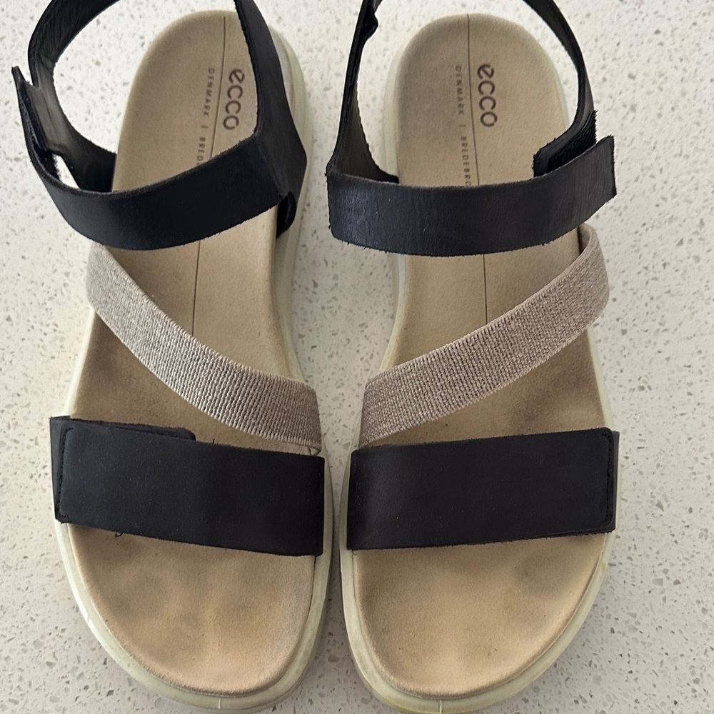 Ecco Dual-Tone Black and Tan Sandals size 9.5